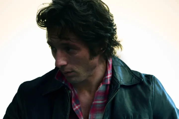Jeremy-Allen-White-Bruce